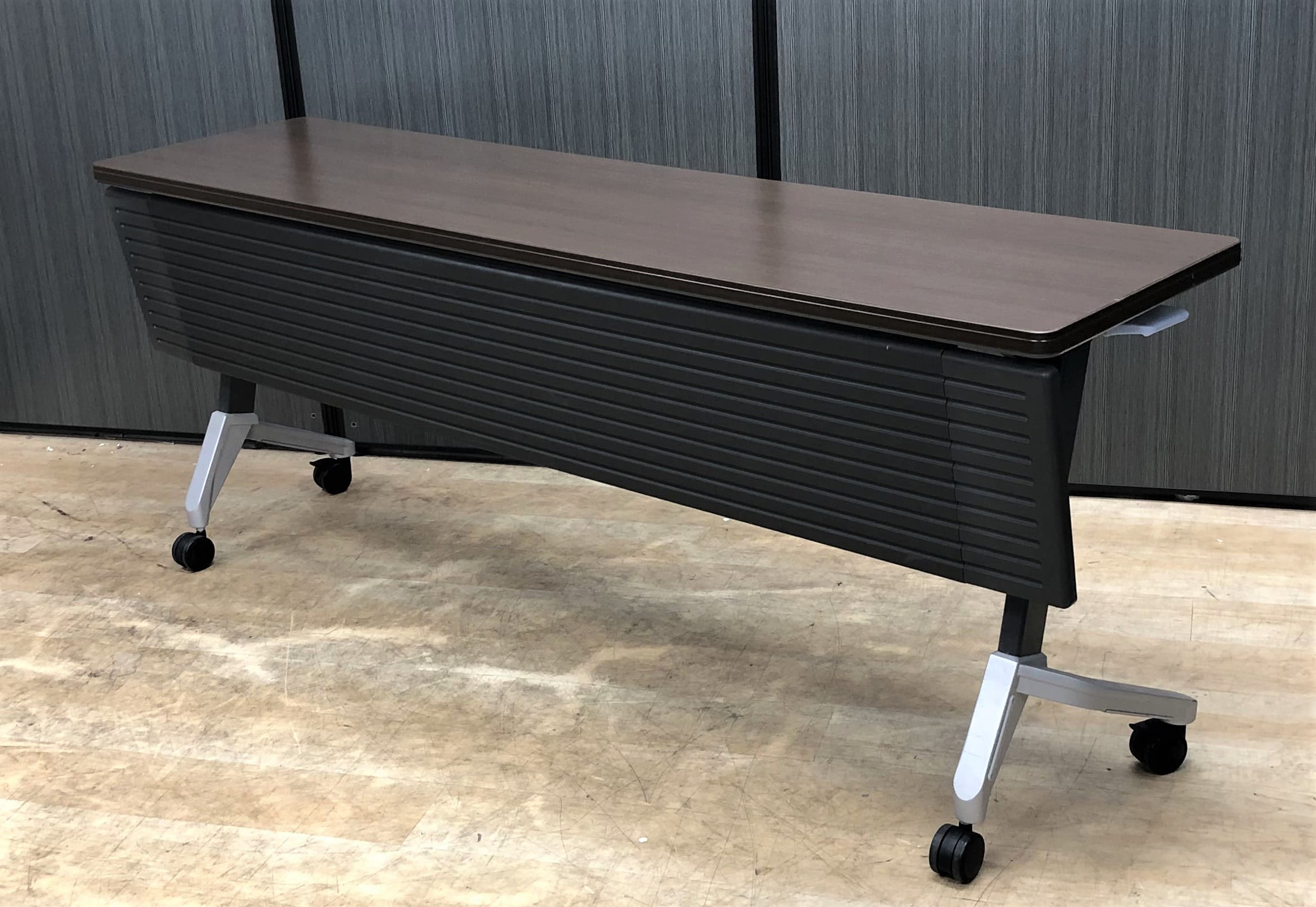 【10台入荷】重厚感のある会議室へ！セミナー等に大活躍【東京】【長野】【滋賀】
                        KT-620
                                    中古
            