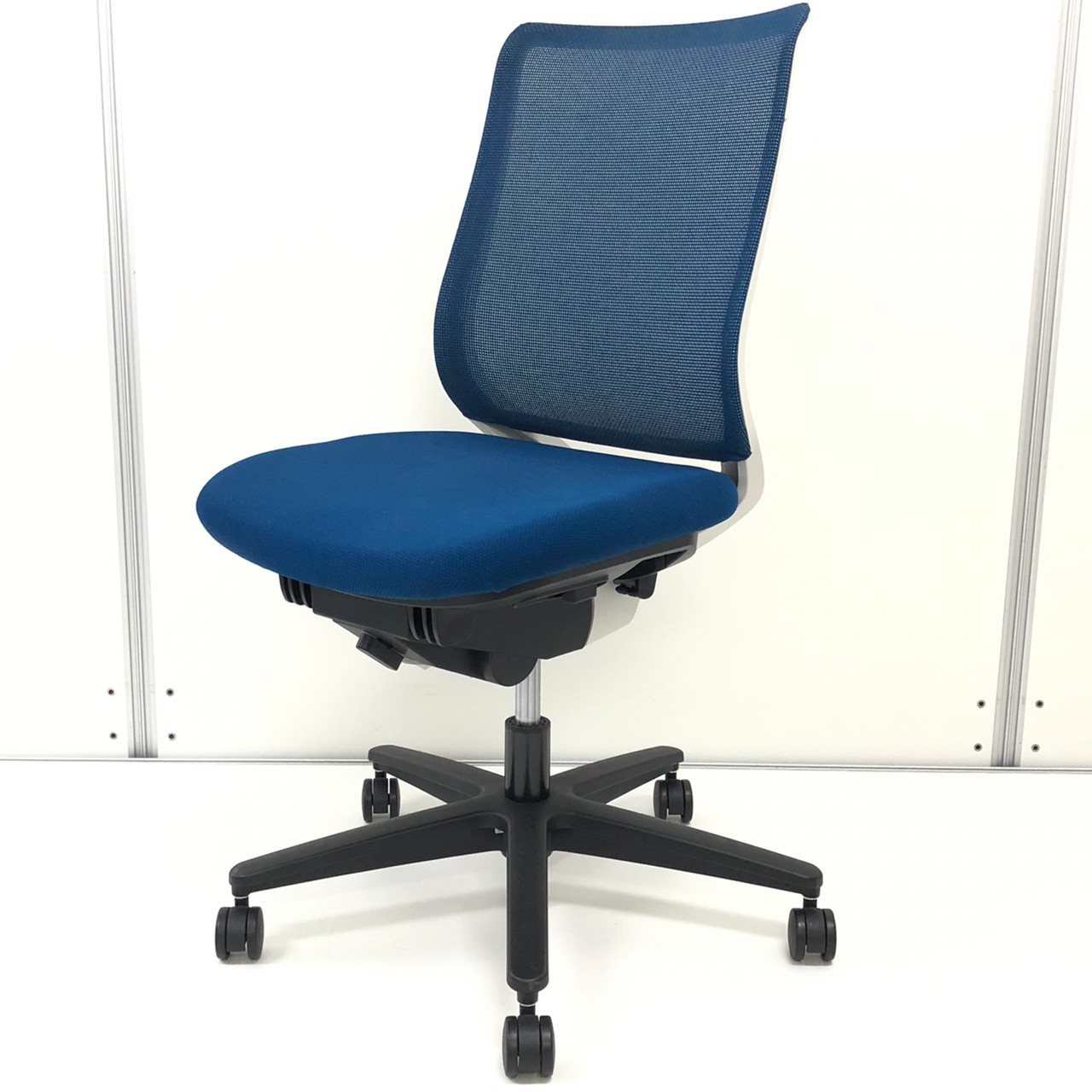 【1万円以下ならこれ！】コクヨ製　ミトラ　肘無しチェア【背面メッシュ】【多機能】【ホワイトフレーム】
                        ミトラ
                                    中古
            