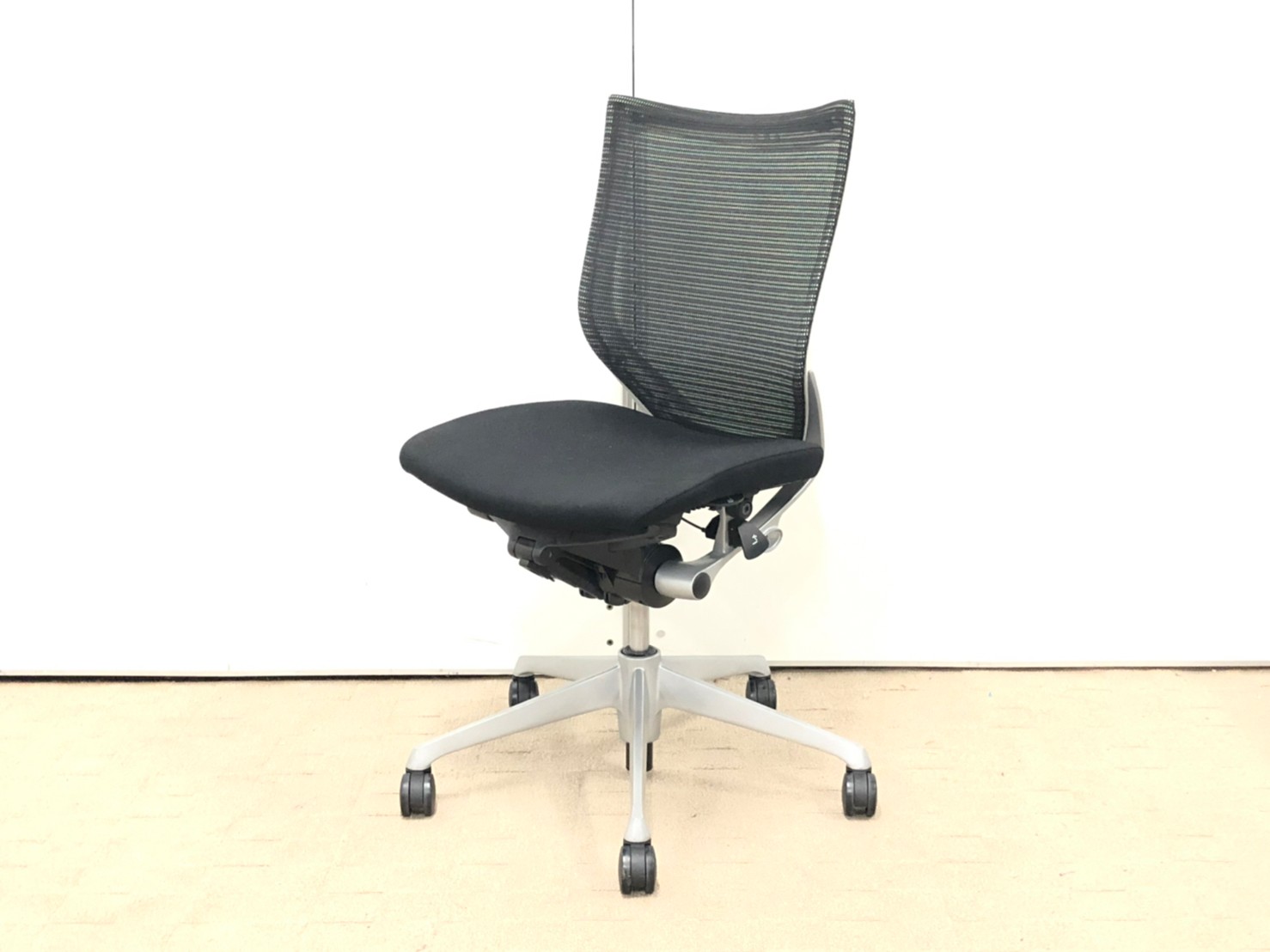 【オフィスワーク快適チェア！】◆オカムラ製　バロンチェア（Baron）　ブラック　ホワイトボディ【倉庫在庫】【RP】
                        バロン
                                    中古
            