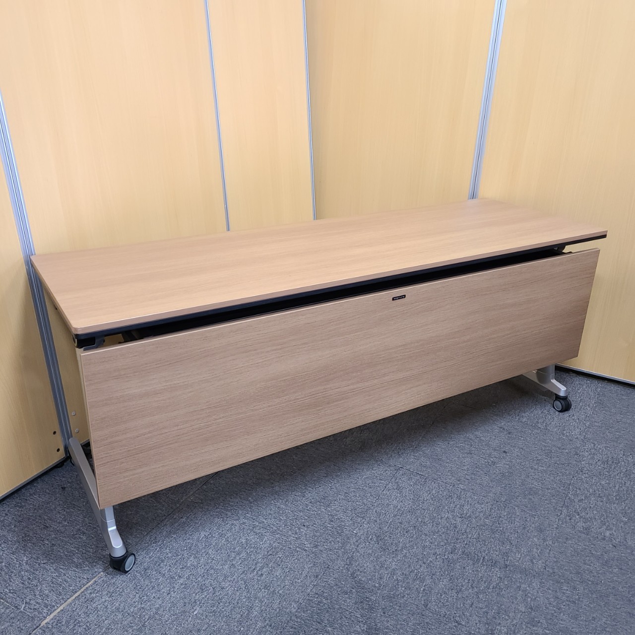 エレガスタ　W1800D600　幕板付き　棚付き　ネオウッド
                        エレガスタ
                                    中古
            