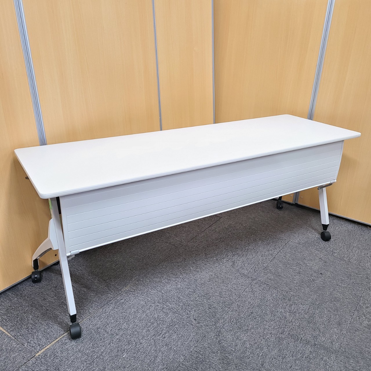 サイドスタックテーブル　ホワイト　W1800　D600
                        その他シリーズ
                                    中古
            