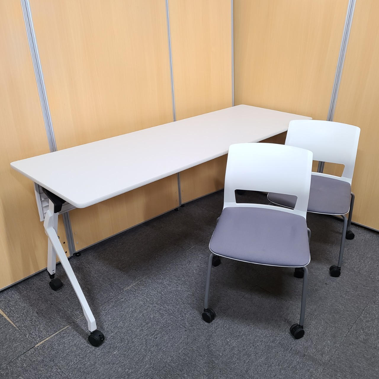 テーブル・チェアセット　チェア2脚付きなのでまとめて必要な方に特におすすめ！
                        その他シリーズ
                                    中古
            