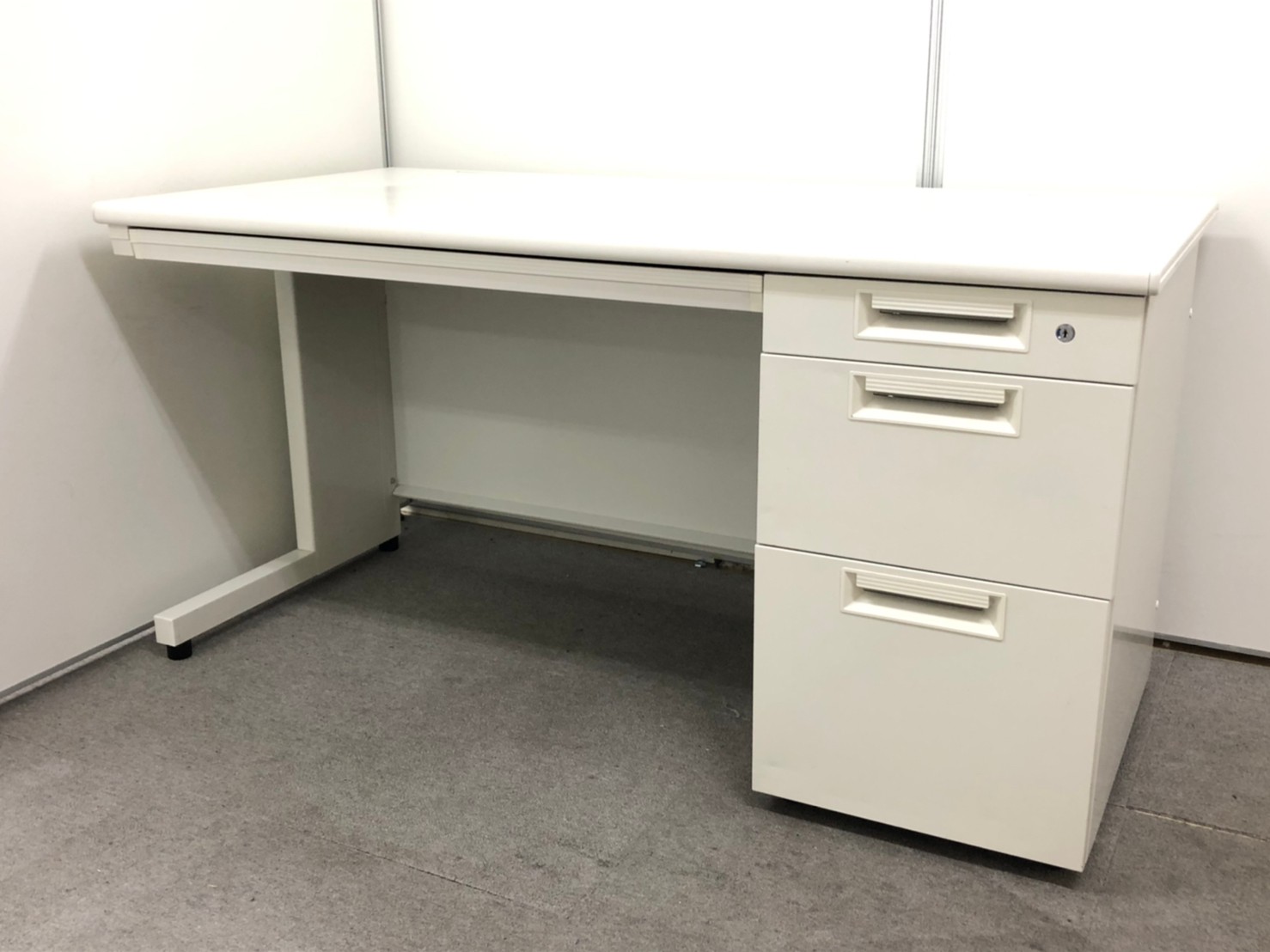 【売れ筋デスク一挙入荷！】　
新たな門出を応援します！
起業、拠点開設の際におすすめなホワイト事務用品です！
                        LEED
                                    中古
            