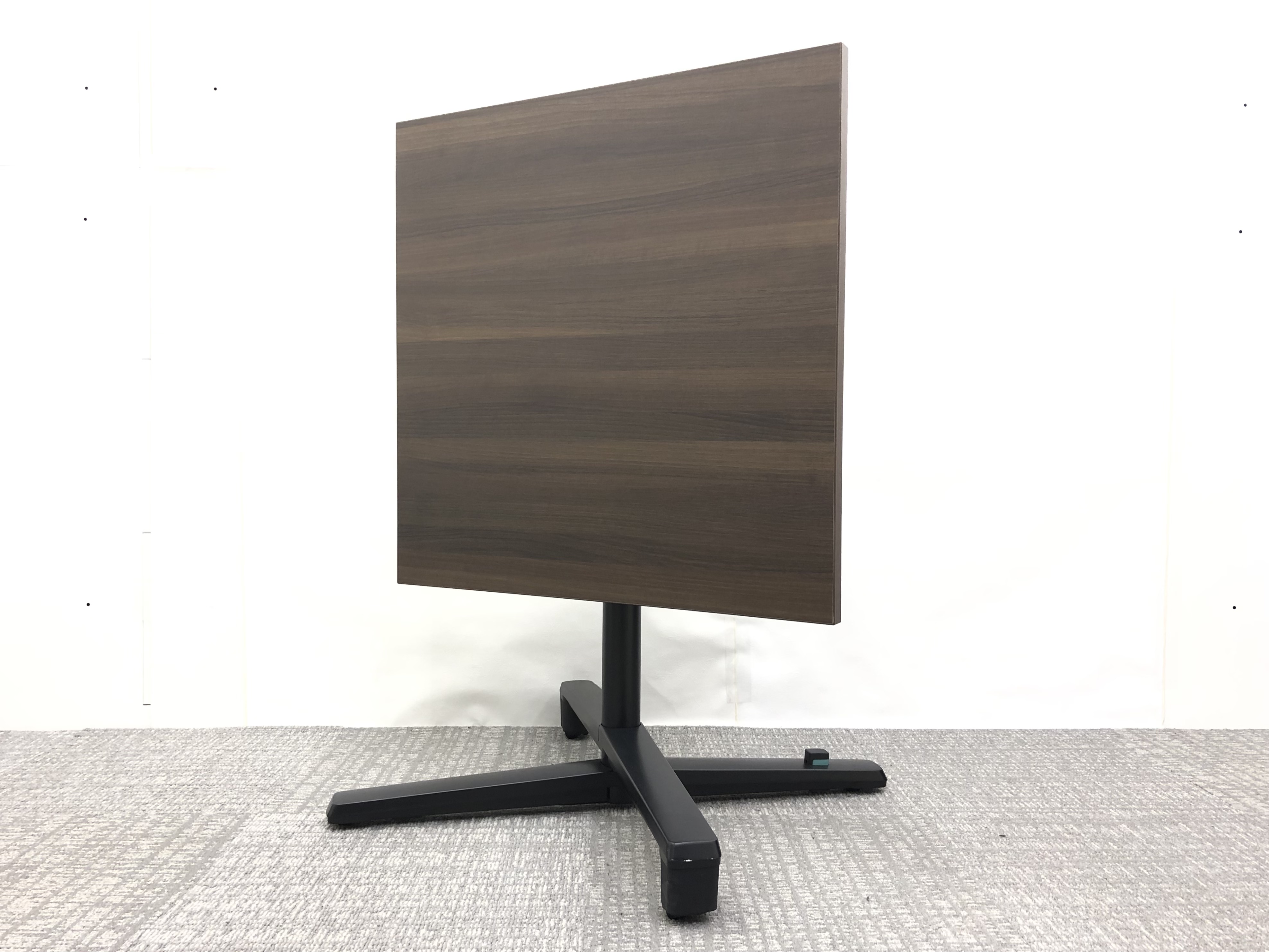 【シックな見た目のテーブル入荷！】
休憩室用、作業台としても！
オカムラ/スクエアテーブル/折り畳み可能
                        ライブス
                                    中古
            