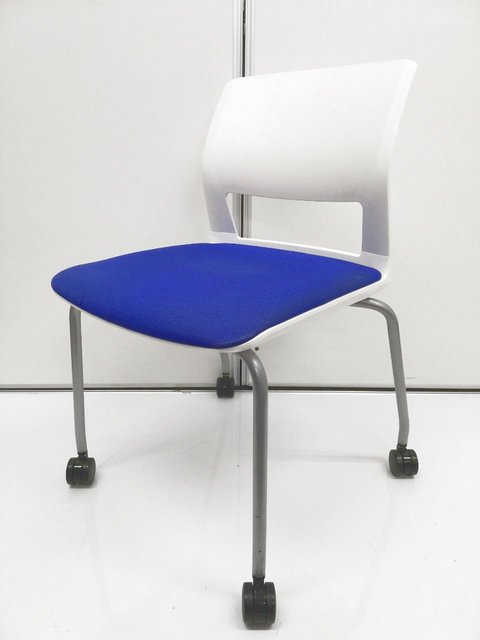 【爽やかな印象の青×白】簡易ミーティングスペースに最適なスタッキングチェア【UCHIDA】
                        その他シリーズ
                                    中古
            