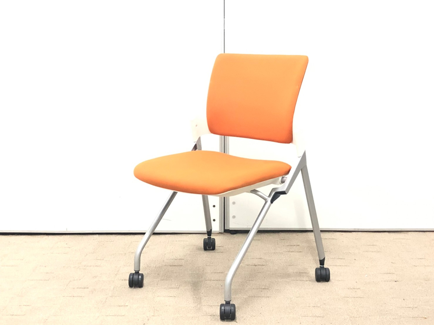 オフィスも会議も活気づく！彩り座り心地◎のネスティングチェアが入荷致しました！
折り畳み/セミナー/クッション/簡易椅子/キャスター付/アンバーオレンジ【J】【J5】
                        モノン チェア
                                    中古
            