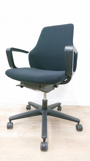【定価約5万円！】腰にフィットする湾曲型形状！！国内メーカー肘付きOAチェアの入荷です！■コクヨ■グーフォ
                        シフト
                                    中古
            