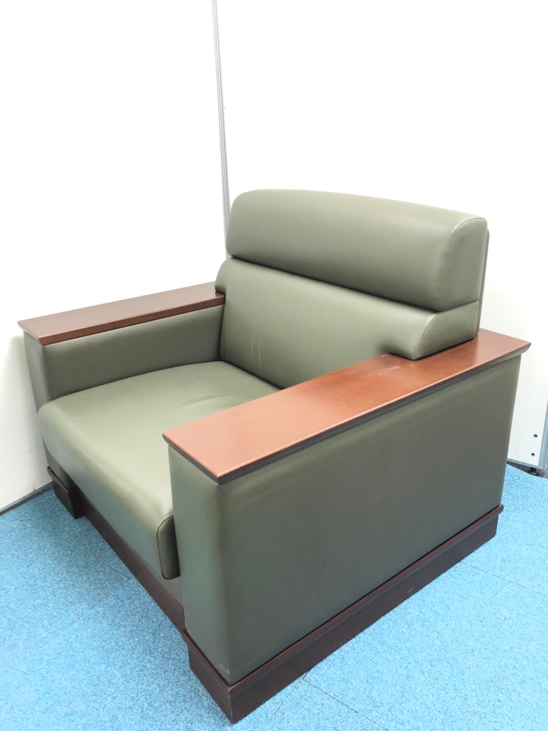 【古き良き応接ソファ】1人用ソファ/テーブルや組み合わせはご相談ください
                        その他シリーズ
                                    中古
            