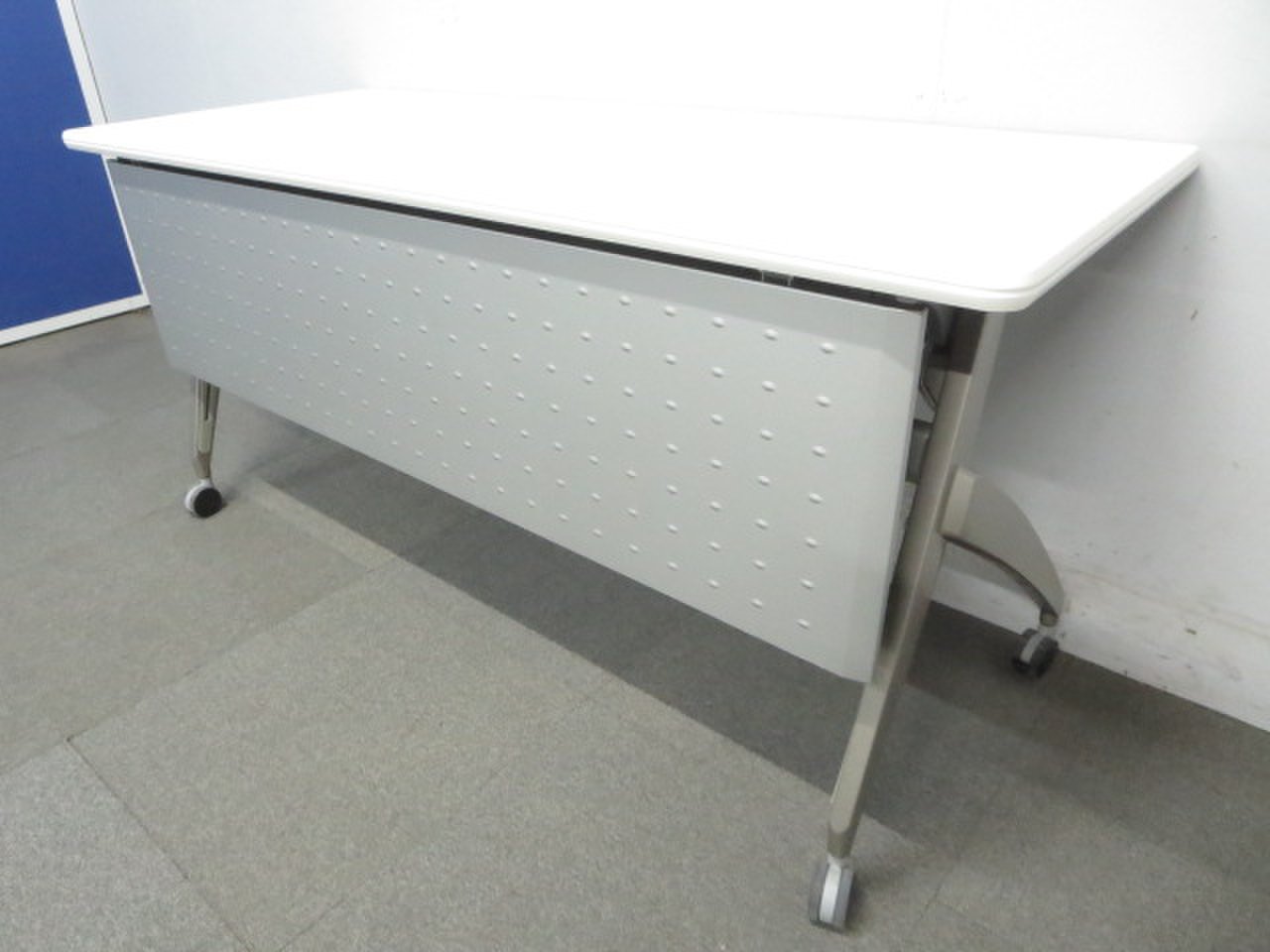 【良い品が今だけお得！】■平行スタックスタックテーブル　幕板付　W1500×D450mm　ホワイト【在庫入替セール！】【おつとめ品】【倉庫在庫】KRC【RP】
                        サイドスタックテーブル
                                    中古
            