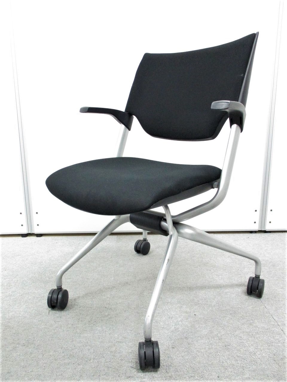 【KS】【高級感のあるミーティングチェア】肘が付いているスマートタイプにネスティングチェア！定番チェア！
                        レクシブ
                                    中古
            