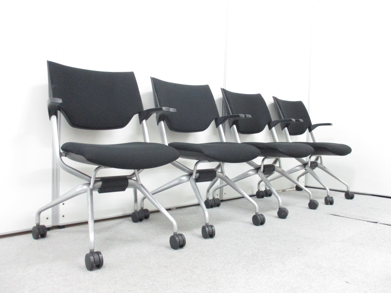 【KS】4脚セット【高級感のあるミーティングチェア】肘が付いているスマートタイプにネスティングチェア！定番チェア！
                        レクシブ
                                    中古
            