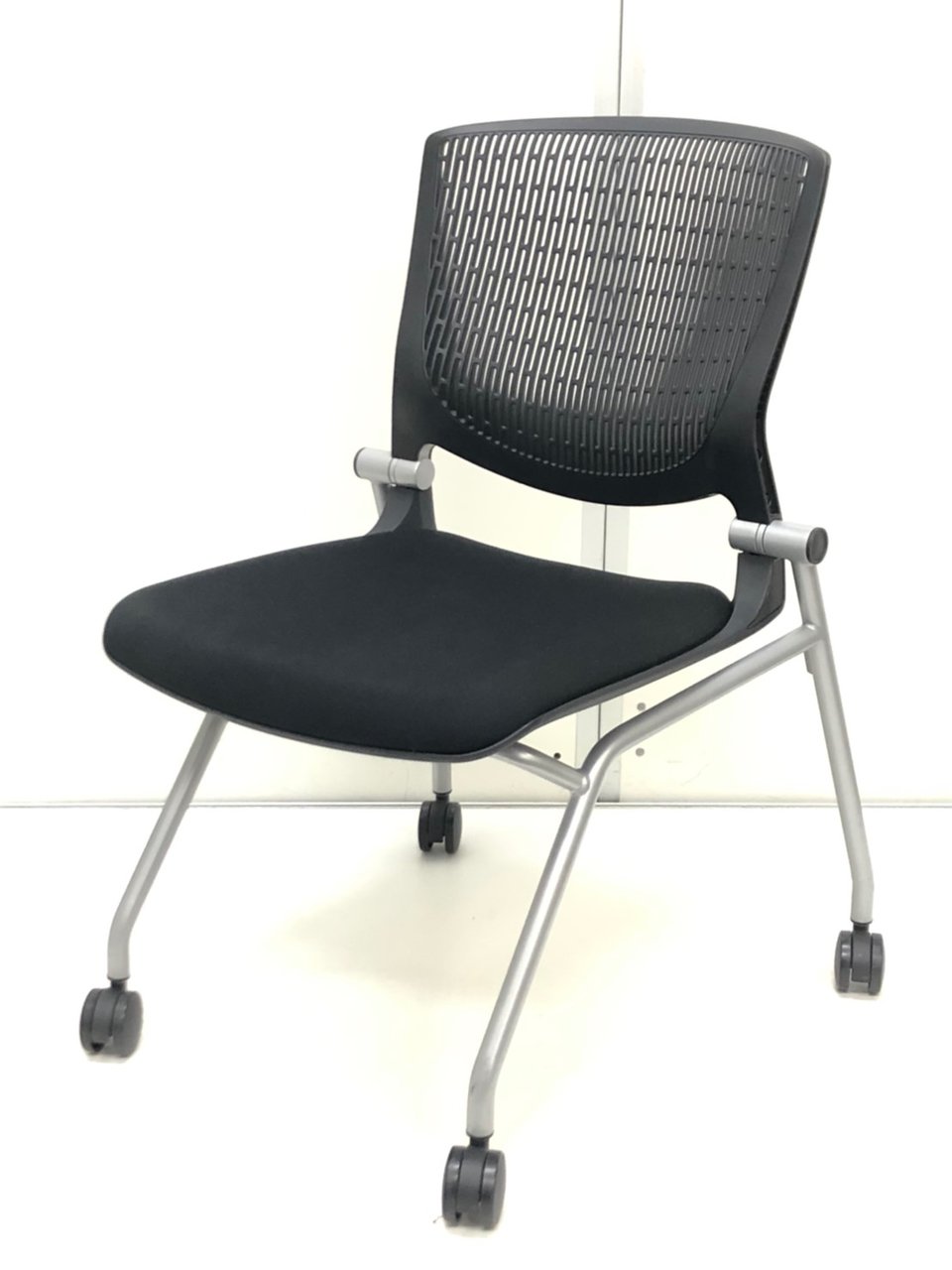 【KS】【希少品‼】ミーティングチェアで1番のおすすめです！しなやかにワーカーを受け止めるスリット構造のベンディングシェルを採用した、軽やかで洗練されたデザインのミーティングチェア‼【側面キャップ無し混在】
                        グラータ
                                    中古
            