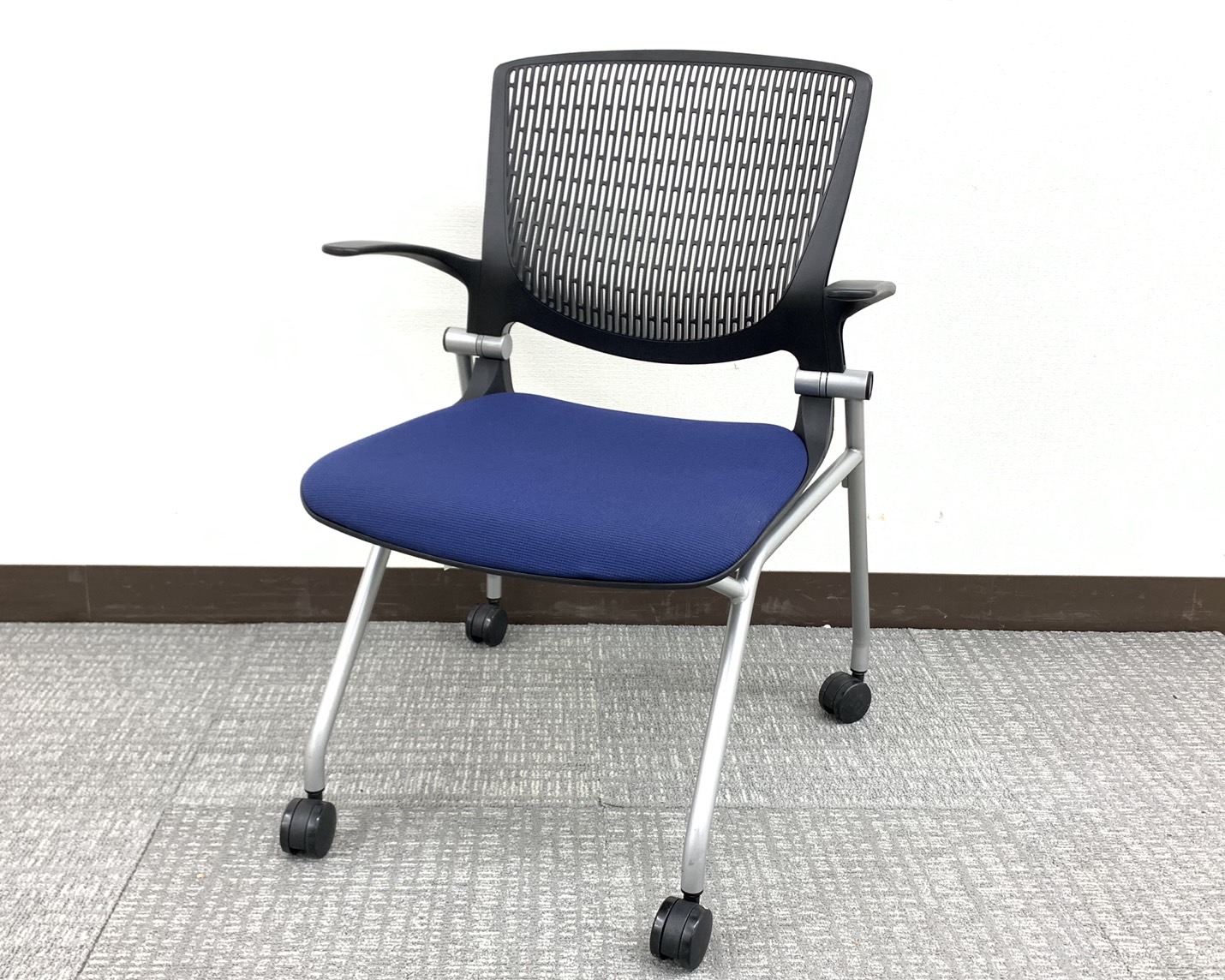【3脚入荷】会議はかどる上質ミーティングチェア⇒ネイビー＆ブラック※肘掛け＆キャスター付き仕様◆オカムラ製【RP】
                        グラータチェア
                                    中古
            
