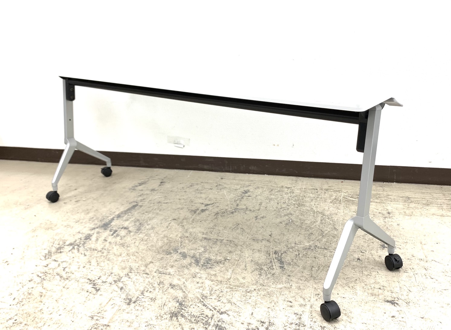 【あと2台】まっしろ天板便利テーブル右サイドスタックタイプ※足元すっきり幕板無し仕様◆コクヨ製【RP】
                        その他シリーズ
                                    中古
            