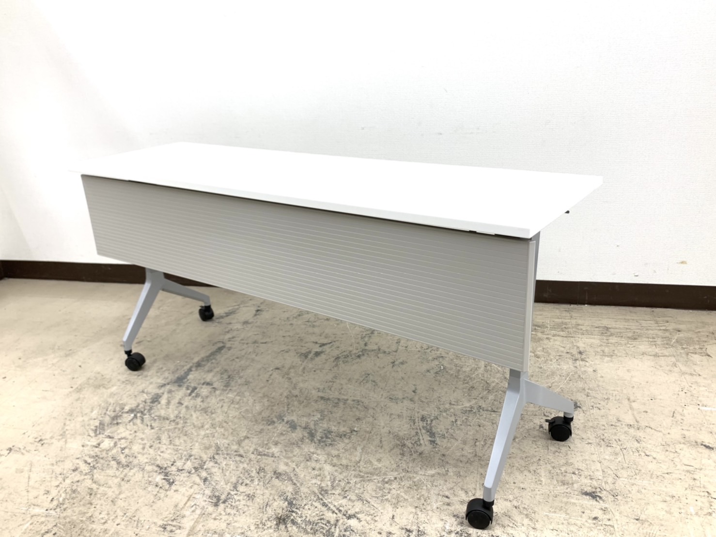 【良い品が今だけお得！】■平行スタックスタックテーブル　幕板付　ホワイト【W1500×D450mm】【RP】
                        パラグラフ
                                    中古
            