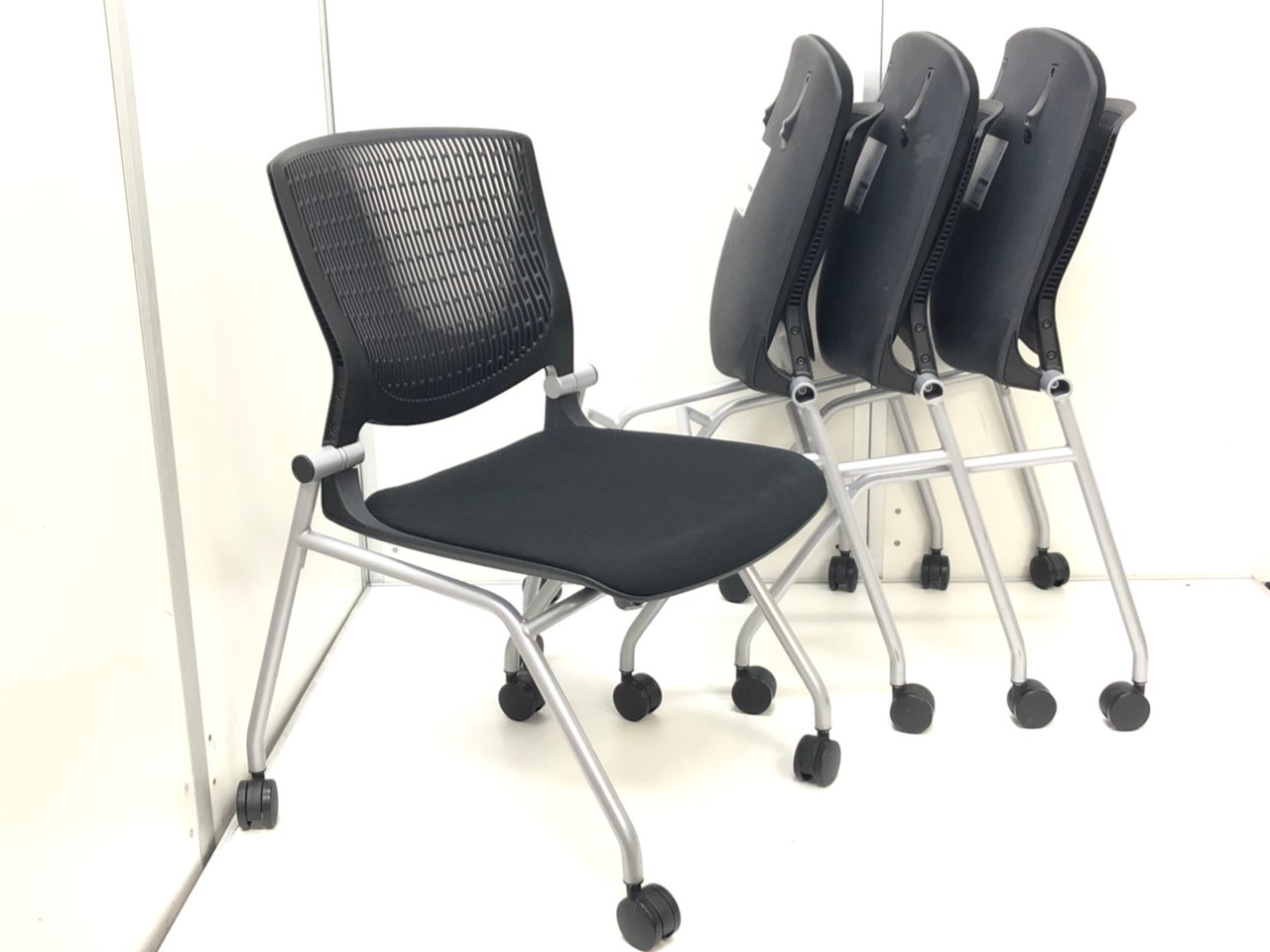 【KS】【4脚セットで定価20万以上】ミーティングチェアで1番のおすすめです！しなやかにワーカーを受け止めるスリット構造のベンディングシェルを採用した、軽やかで洗練されたデザインのミーティングチェア‼【側面キャップ無し混在】
                        グラータ
                                    中古
            