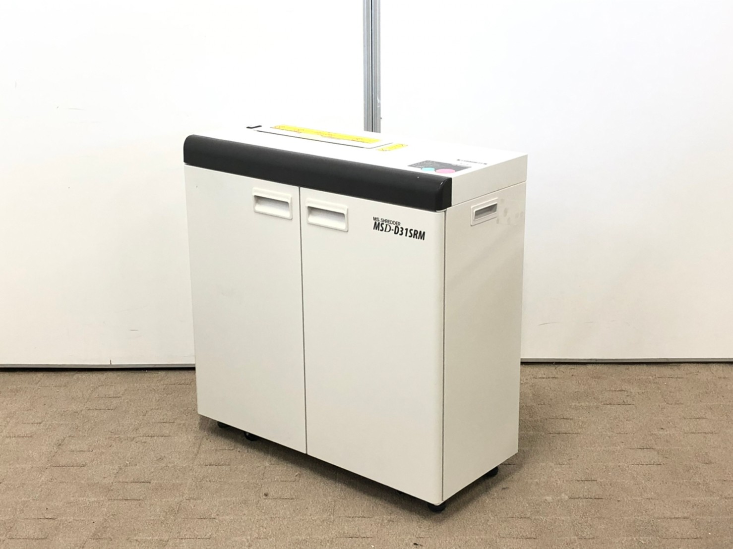 【そこの隙間に入るかも!?】
スリムボディながらも、
頑張って紙を裁断する姿に感動すら覚えます。
                        MSDシリーズ
                                    中古
            