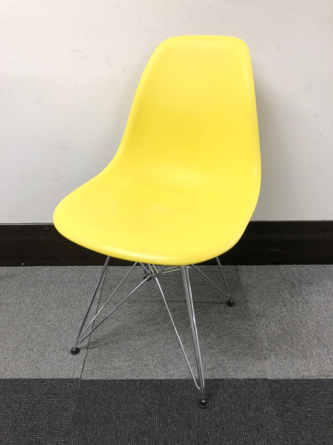 【限定１脚】イームズ シェル チェア　DSR　休憩室や待ち受けにオススメ！
                        その他シリーズ
                                    中古
            