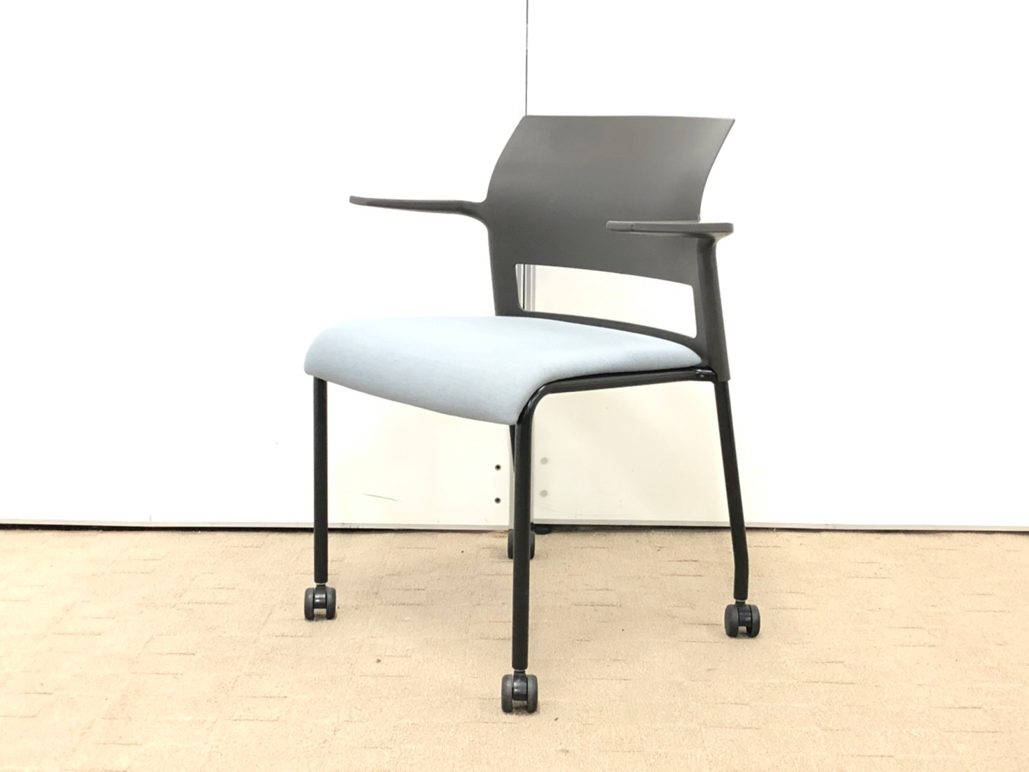 【在庫入替セール品！】珍しい肘付の会議用椅子です！収納力も抜群！【J】【J3】
                        その他シリーズ
                                    中古
            