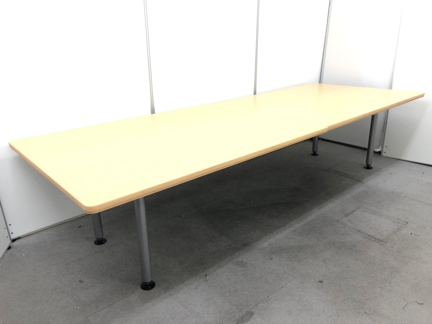 【6名での会議用に！】
スッキリとした見た目の4つ脚テーブル！
天板は2枚に分かれるので搬入もしやすい！
■オカムラ/ラティオ
                        ラティオ
                                    中古
            