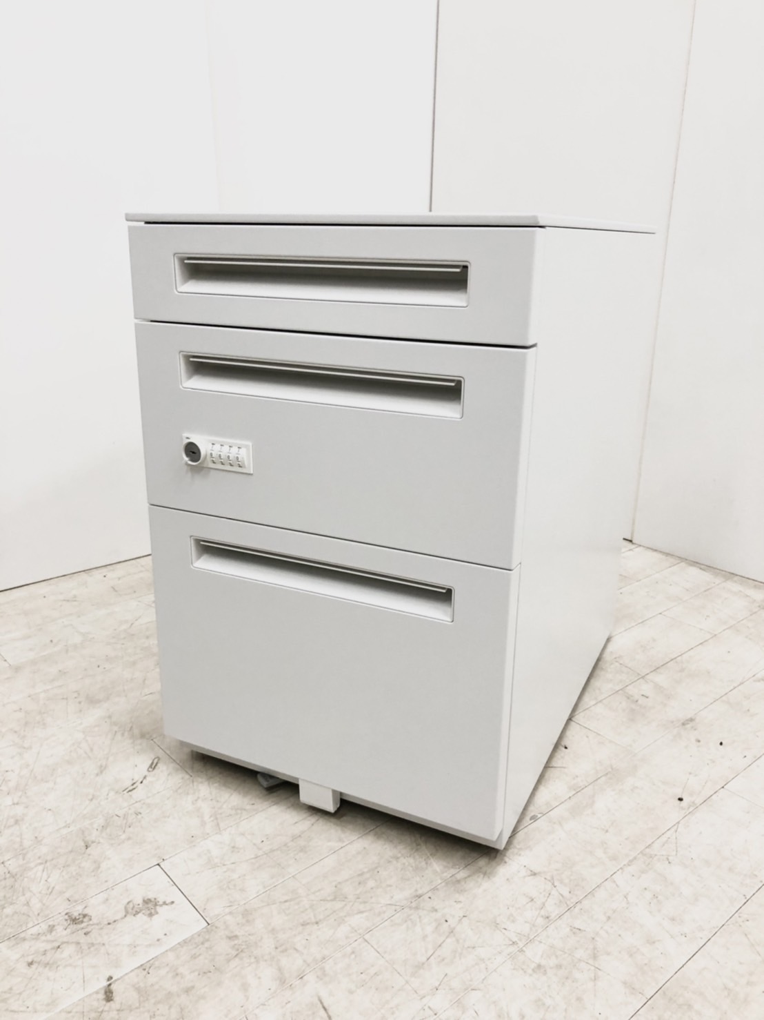 【ダイヤル錠】内田洋行/ST/ホワイト/3段ワゴン
                        STワゴンシリーズ
                                    中古
            