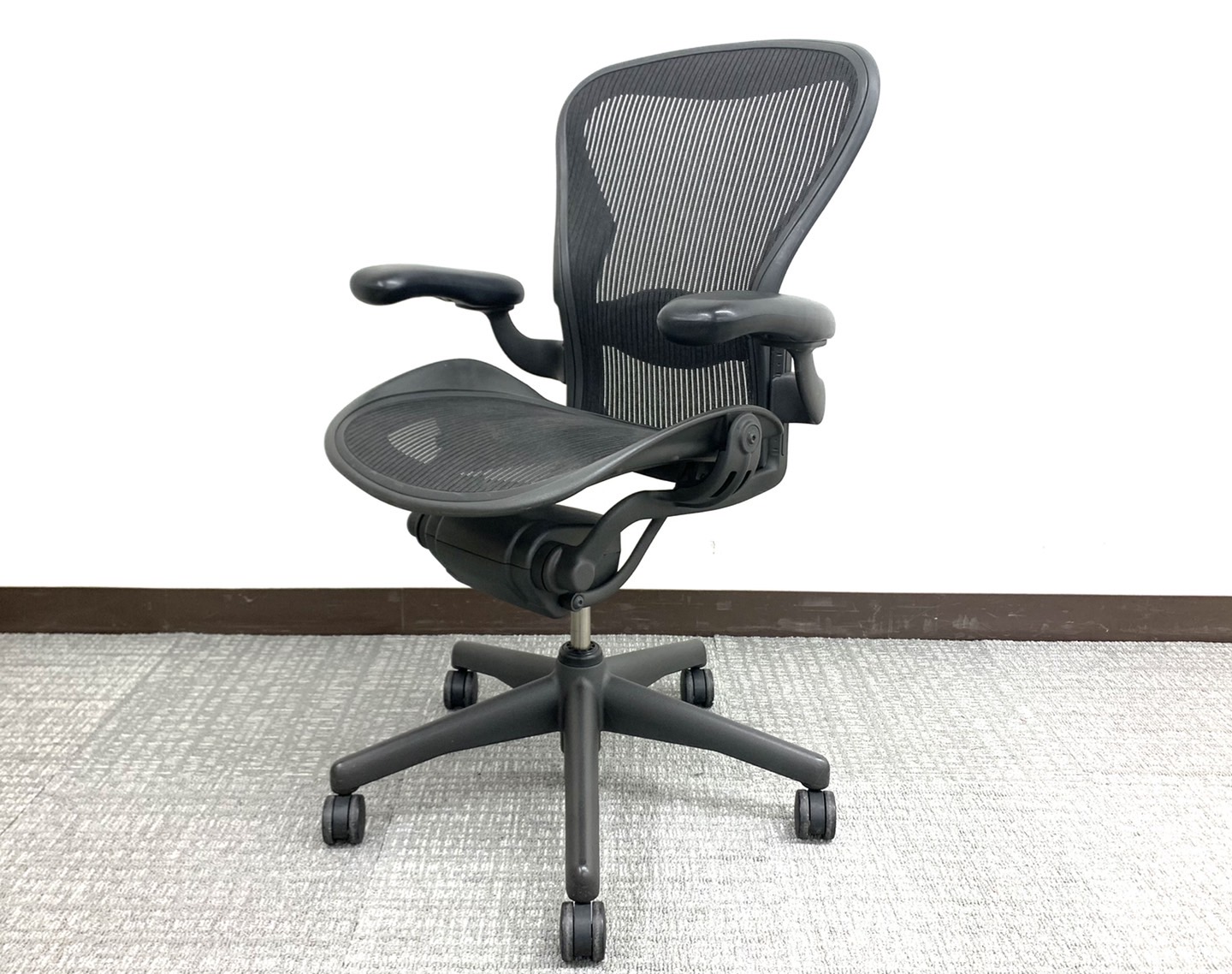 【状態良好】オフィスチェアNo.１⇒アーロンチェアBタイプスタンダード※固定肘掛け＆前傾無しランバーサポート新品◆ハーマンミラー（Herman Miller）製エントリーNo.④【RP】
                        アーロンチェア
                                    中古
            