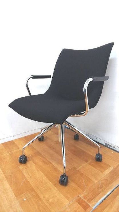 【定価約9万円の高級ミーティングチェア！】
湾曲型のせもたれのフィット感が抜群！
大切なお客様を通す会議室用におすすめ！
■オカムラ
                        その他シリーズ
                                    中古
            