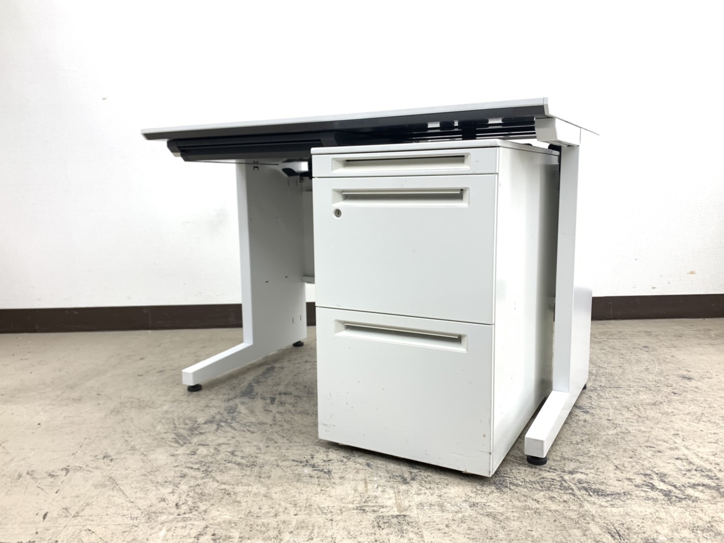 【4セット入荷】シンプル＆コンパクトデスクIS（アイエス）シリーズ※奥行注意【650ｍｍ】ブラック＆ホワイト◆コクヨ製【RP】
                        アイエス
                                    中古
            