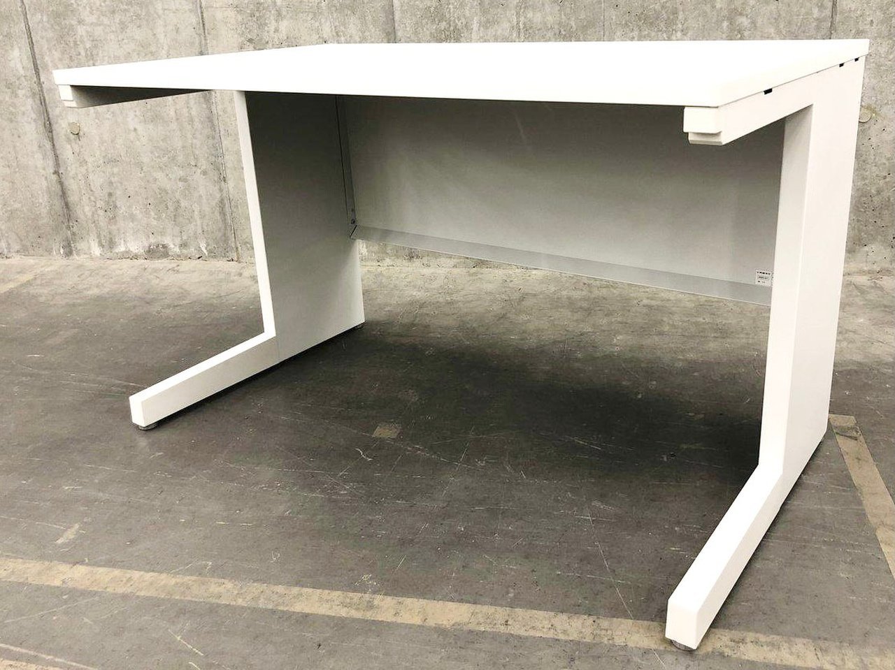 【新古品/状態良好品】内田洋行製　スカエナ　平机【幅1200mm】【引出無】【天板・幕板新品】【数揃います！！】【J】【J7】
                        スカエナ デスク
                                    中古
            