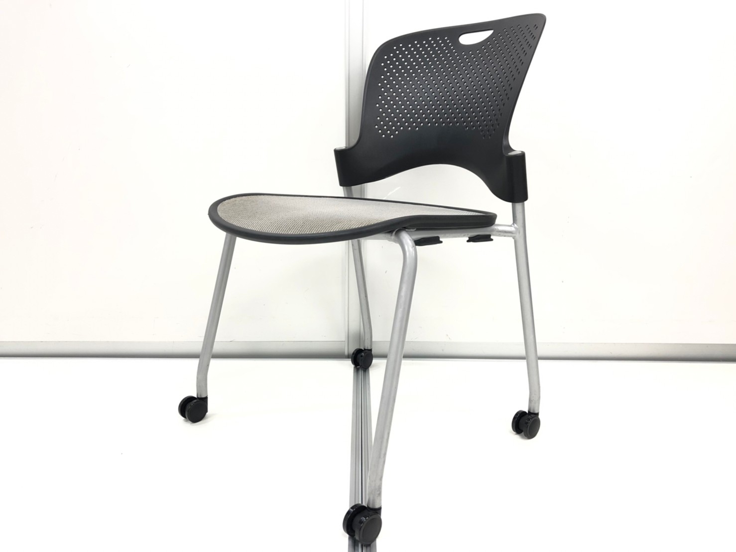 【キャスターは新品に交換済！】ハーマンミラー社製　スタッキングチェア　ケイパー【デザイナーズ家具】【座面メッシュ】
                        ケイパー
                                    中古
            