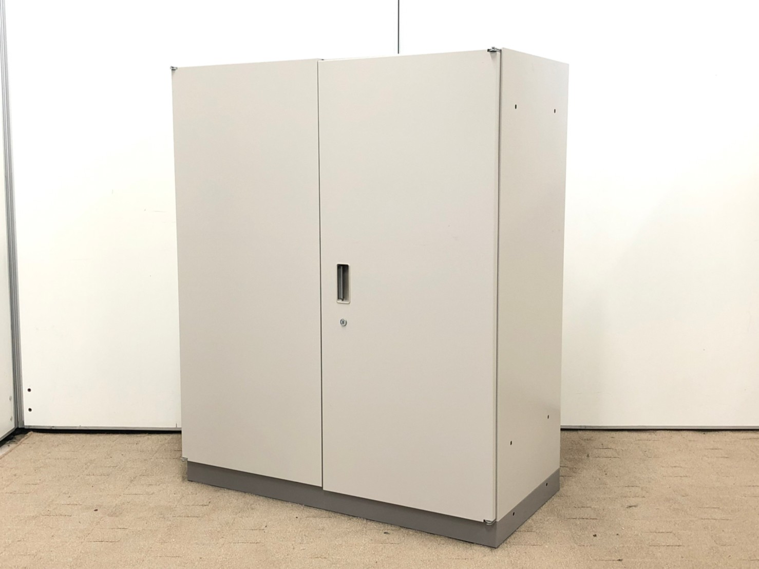 【可視性抜群！】
施錠可能なので、大切な書類も収納可能！
たっぷりキングファイル3段入れられます！
                        シンライン
                                    中古
            