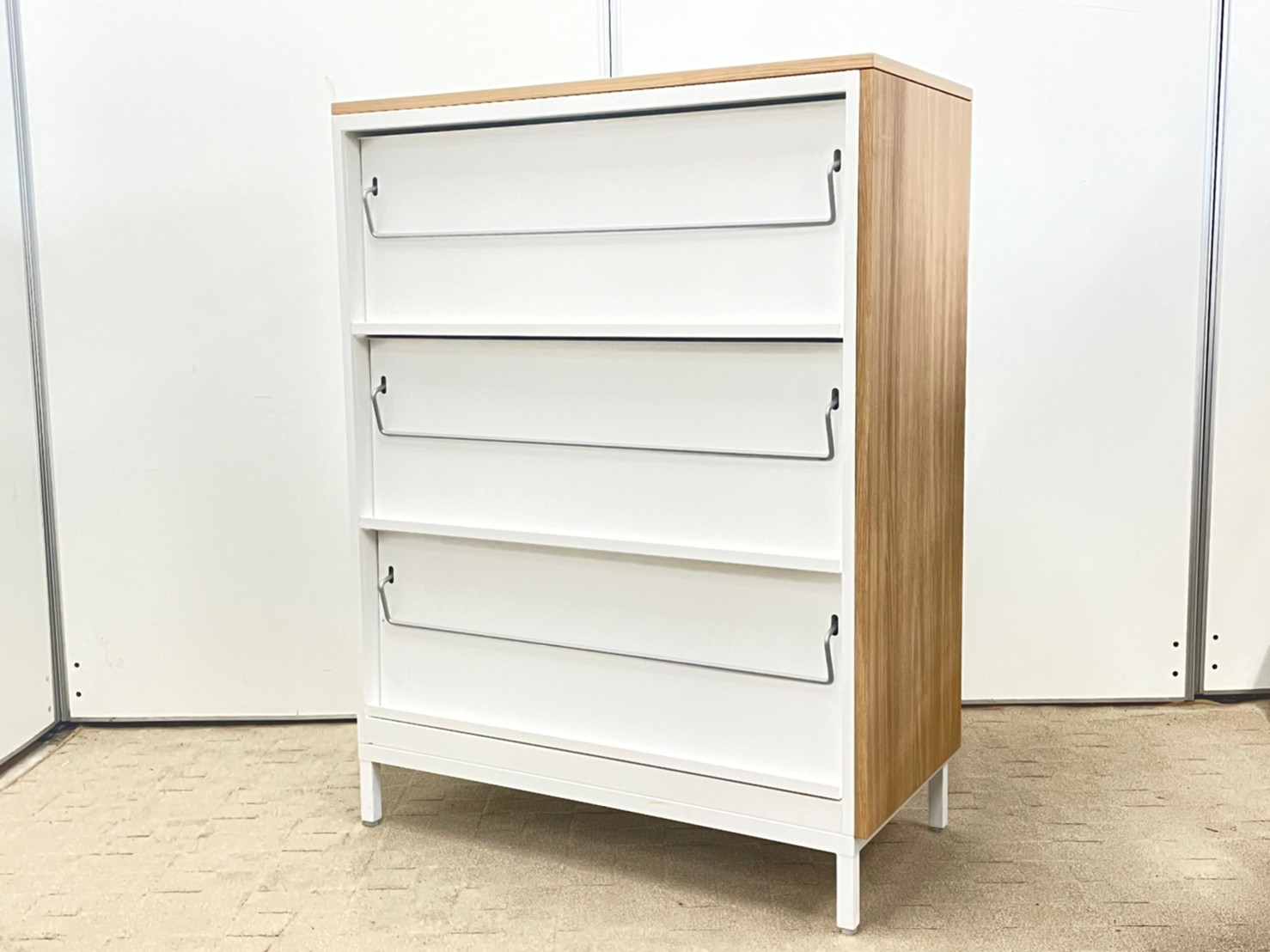 【残り一台！】雑誌をおくならやはりこれ！ホワイトとナチュラルのカラーがレイアウトにピッタリ！【J】【J7】
                        エディア
                                    中古
            