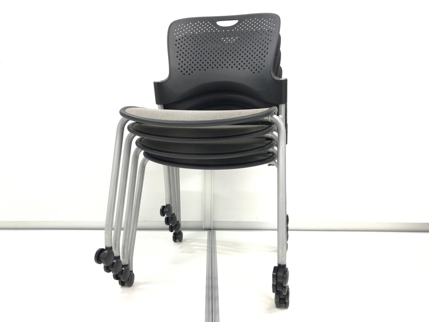 【4脚セット品！】【キャスターは新品に交換済！】【デザイナーズ家具】ハーマンミラー社製　/ケイパー
                        ケイパー
                                    中古
            