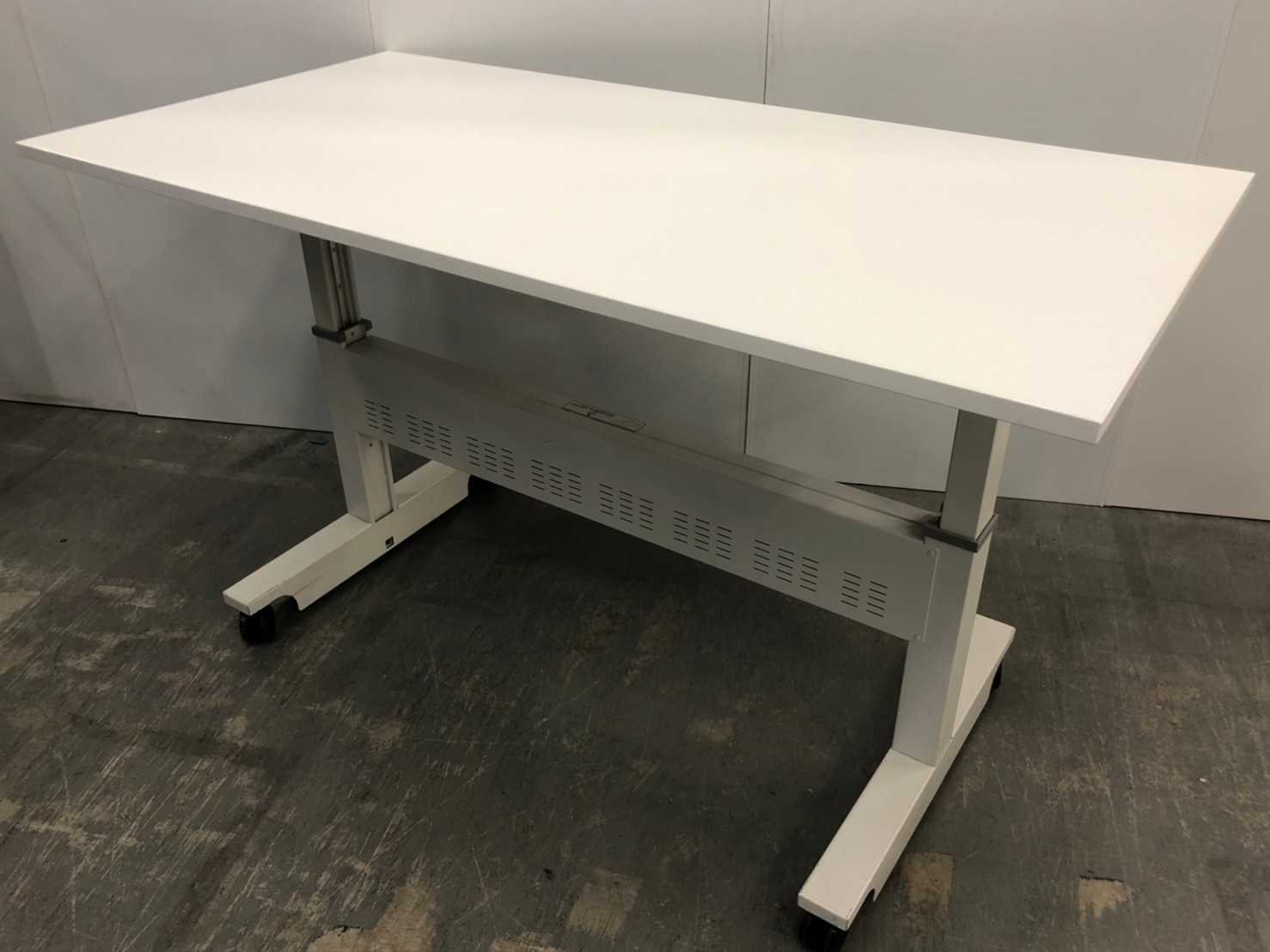 上下昇降テーブル　キャスター付き　【関東倉庫在庫品】【弊社使用欄：A00817691】
                        その他シリーズ
                                    中古
            