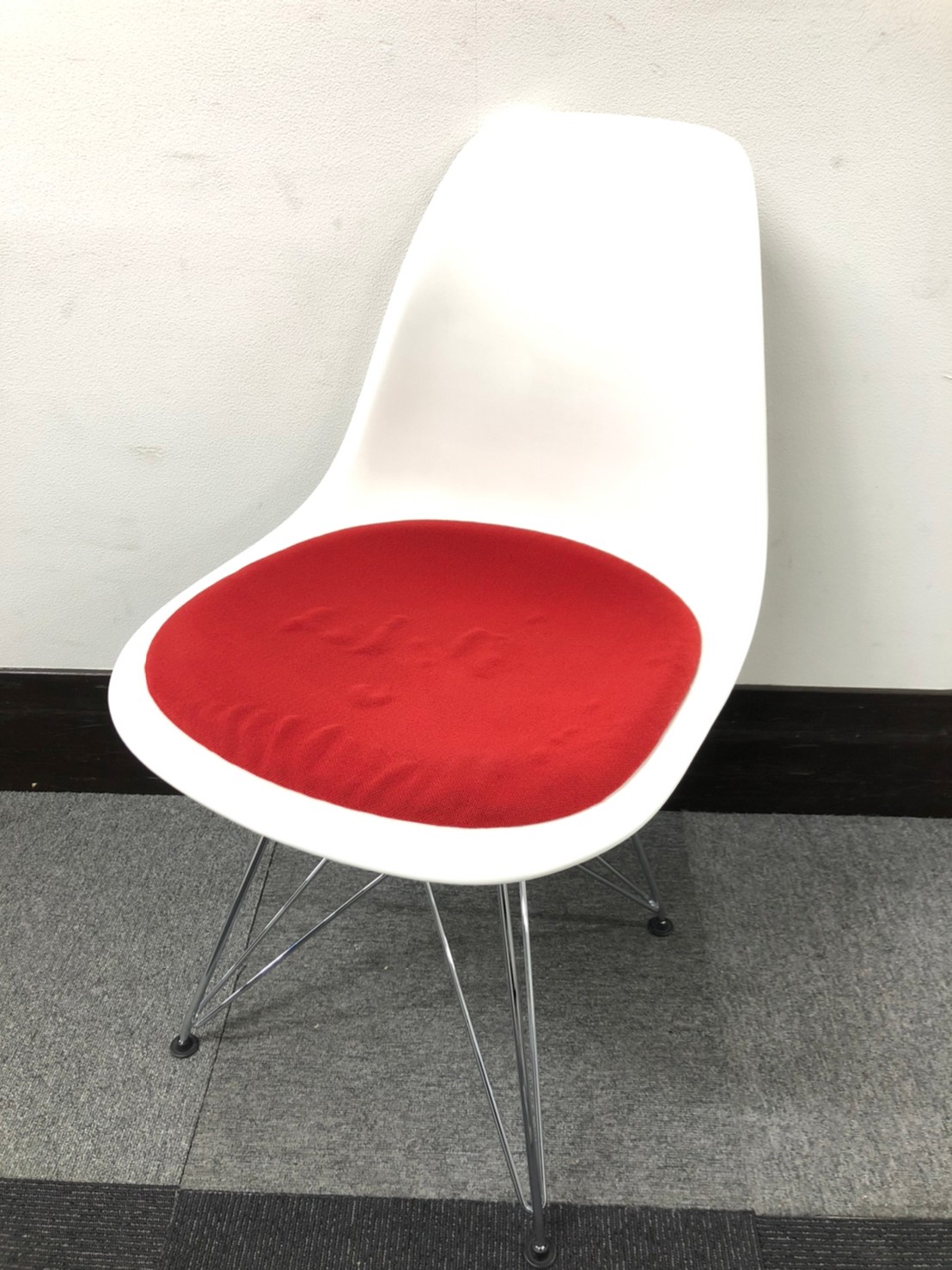 【座面浮きありのため特価！】イームズ シェル チェア　DSR　休憩室や待ち受けにオススメ！
                        その他シリーズ
                                    中古
            