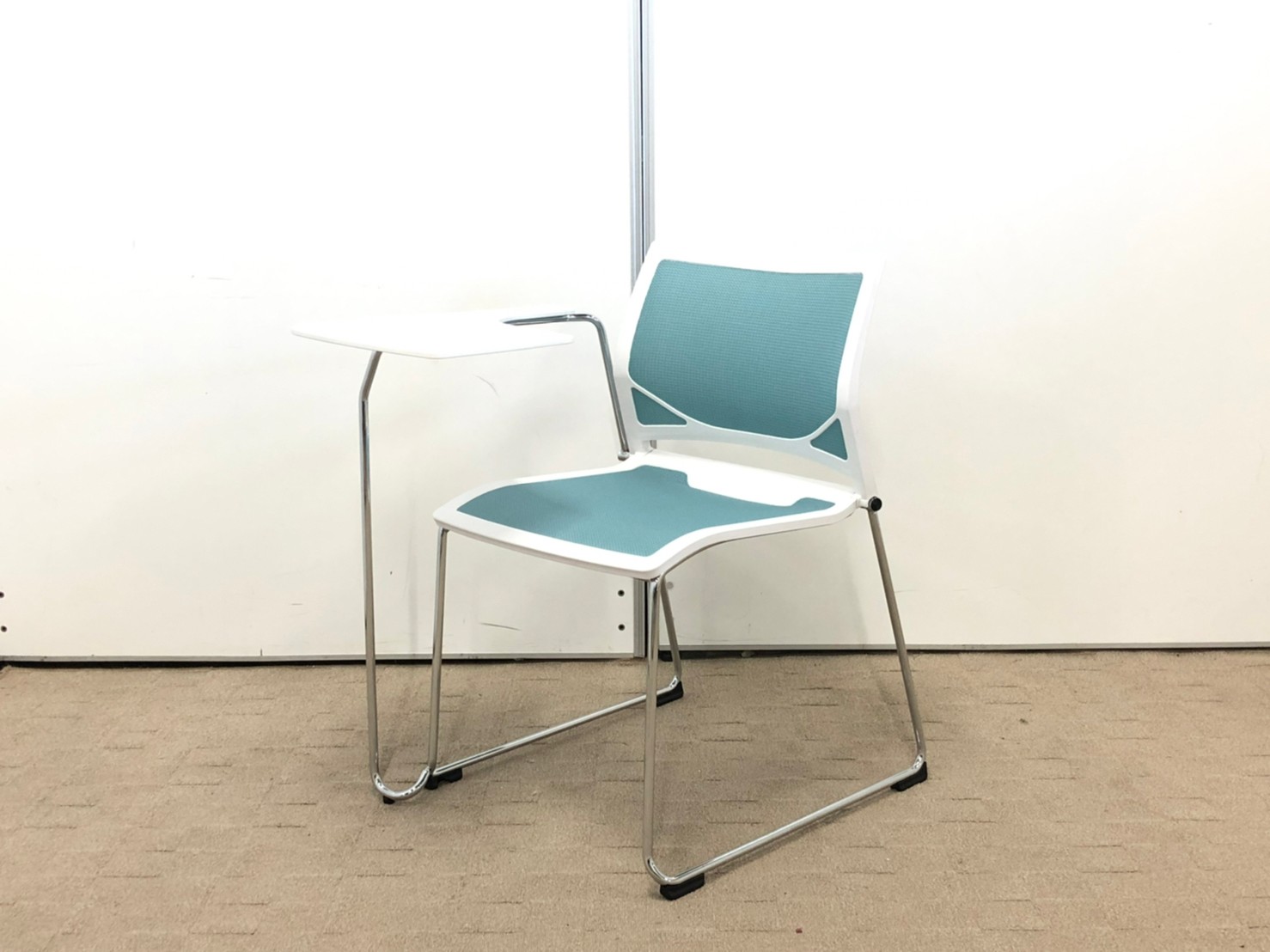 【お買い得品！】貴重なメモ台付きスタッキングチェア！キャスター無のため安定して作業が可能です。
重ねて収納ができるため使い勝手◎！【在庫入替セール！】【J】【J5】
                        ツァルト
                                    中古
            