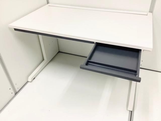 【オフィス定番サイズの1200X700】イトーキ(ITOKI) CZRシリーズの平机！【ホワイト】
                        CZR
                                    中古
            
