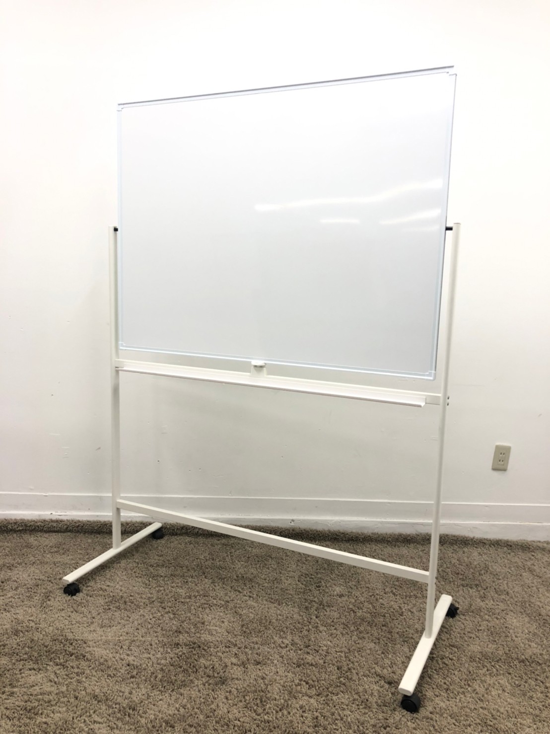 【KS】【少々凹みがある為お安く！】■ホワイトボード■自立式■キャスター付き
                        その他シリーズ
                                    中古
            