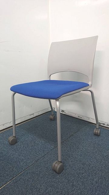 【定価約３万円！！オシャレで快適な座り心地のスタッキングチェア！！】■ライオン/エピット
                        エピット
                                    中古
            