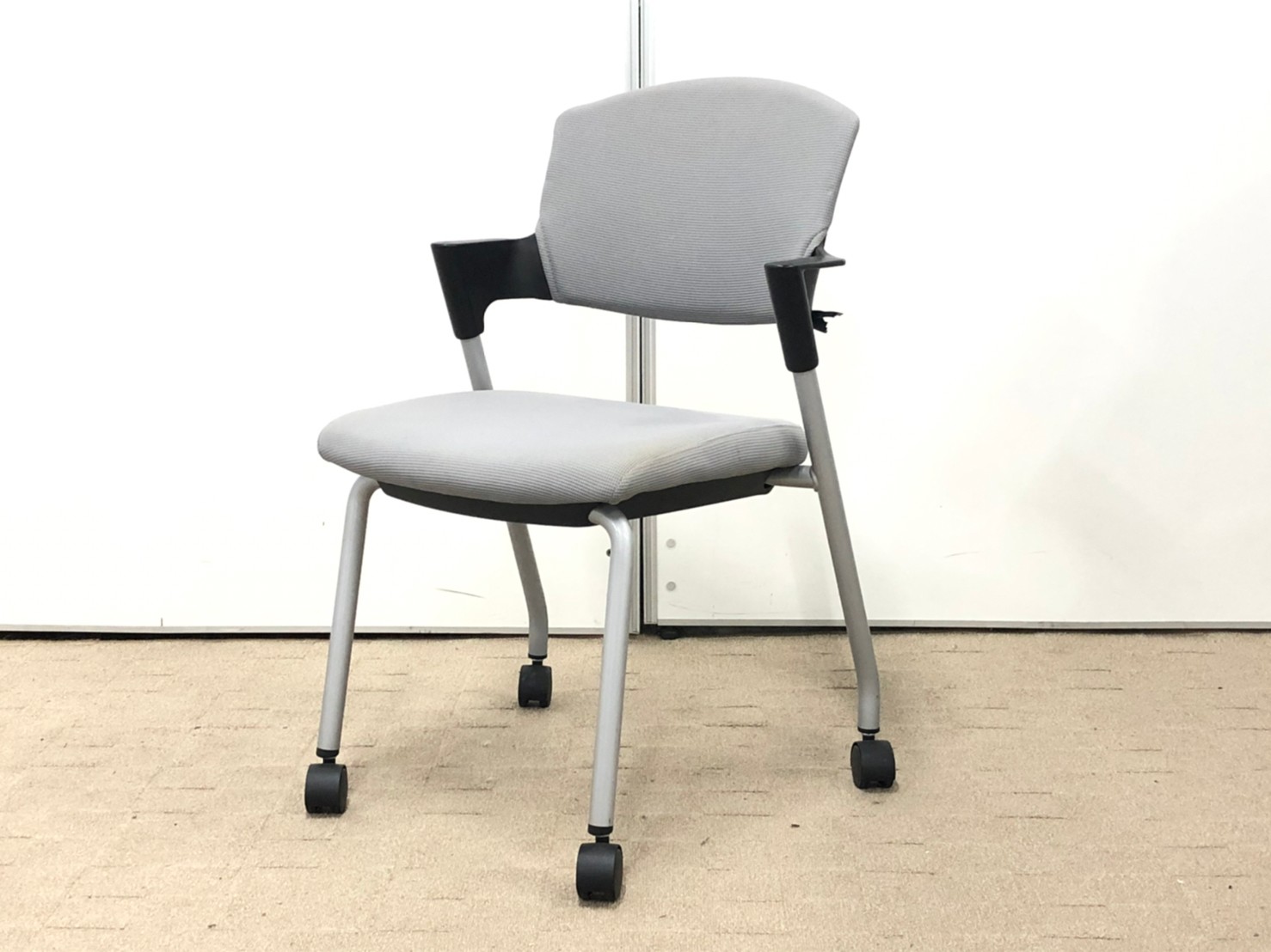 今なら数が揃います！会議室を作りたいお客様必見です！！
                        プロッティ（キャスター付）
                                    中古
            