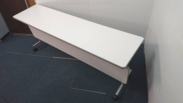 【横幅1800ｍｍの人気サイズ！！会議室にいかがでしょうか！！ホワイトカラー！！キャスター付きで移動もラクラクです！！】
                        その他シリーズ
                                    中古
            