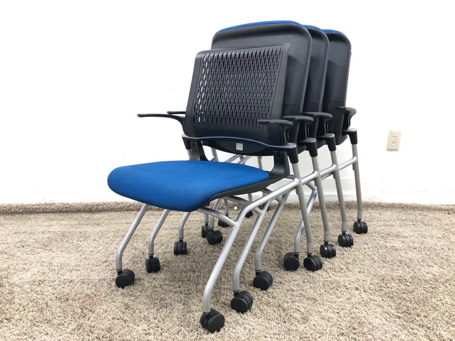 【KS】4脚セット！定価6万！人気で品薄な肘付きネスティングチェア！座面が厚めなのでお尻が痛くなりにくい！
                        オルディナ
                                    中古
            