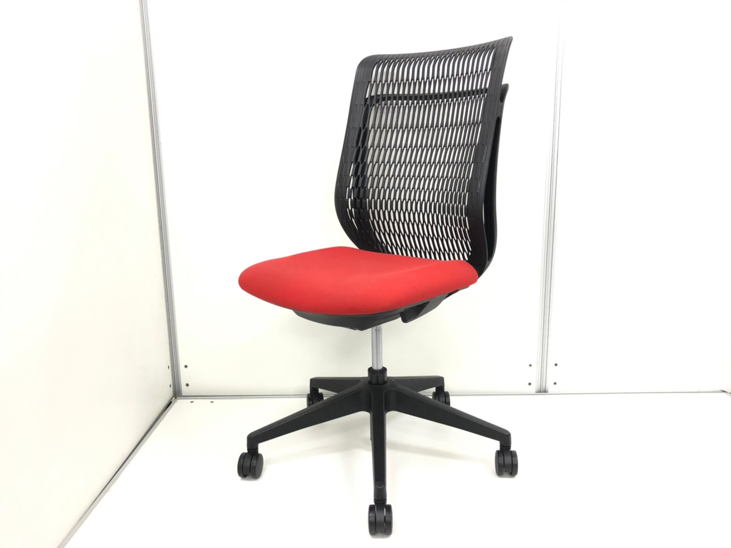 座面レッドのAJ(エージェイ)チェア！
                        AJ（エージェイ）
                                    中古
            