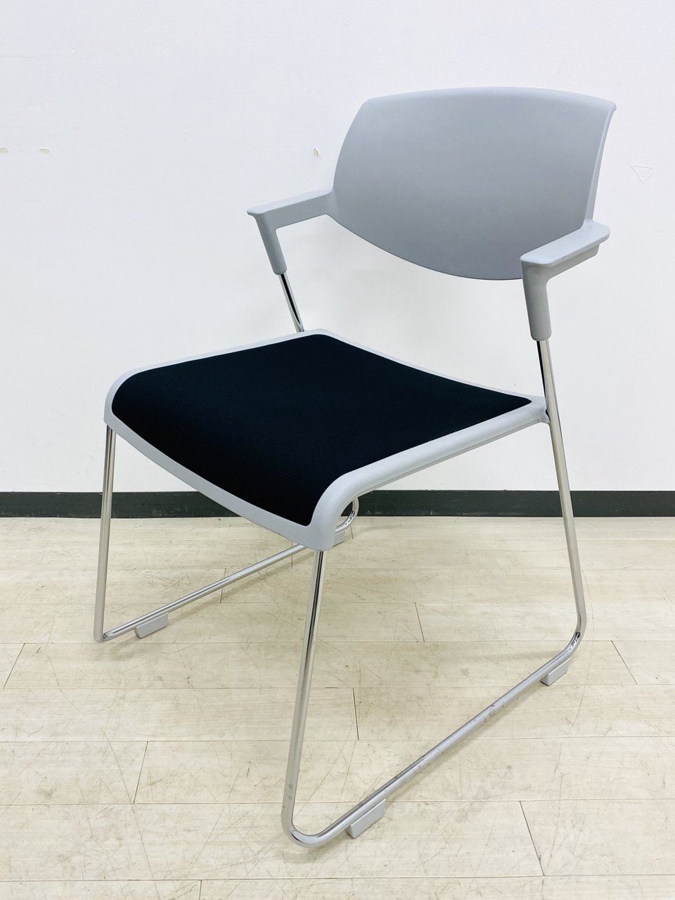 【シンプルなデザイン】コクヨ製ブラックカラーのスタッキングチェアが入荷！
                        サティオ
                                    中古
            