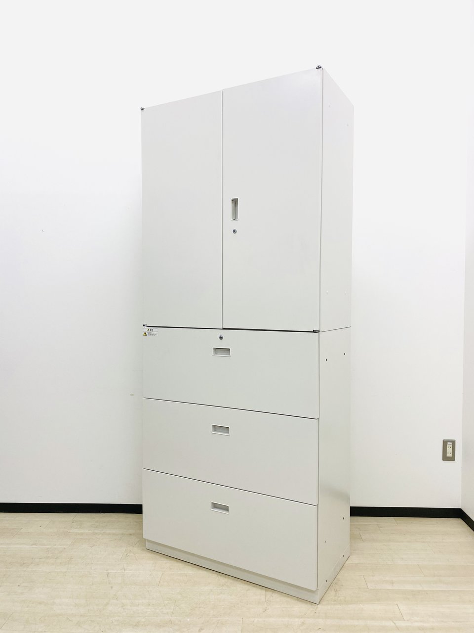 ホワイトが眩しい！イトーキ製　書庫セット！
                        シンライン
                                    中古
            