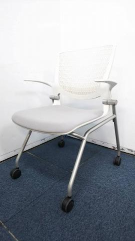 【定価約７万円！！長時間の着座も安心のクッション性！！人気シリーズのネスティングチェア！！オシャレなグレーカラー！！】■オカムラ■グラータ
                        グラータ
                                    中古
            