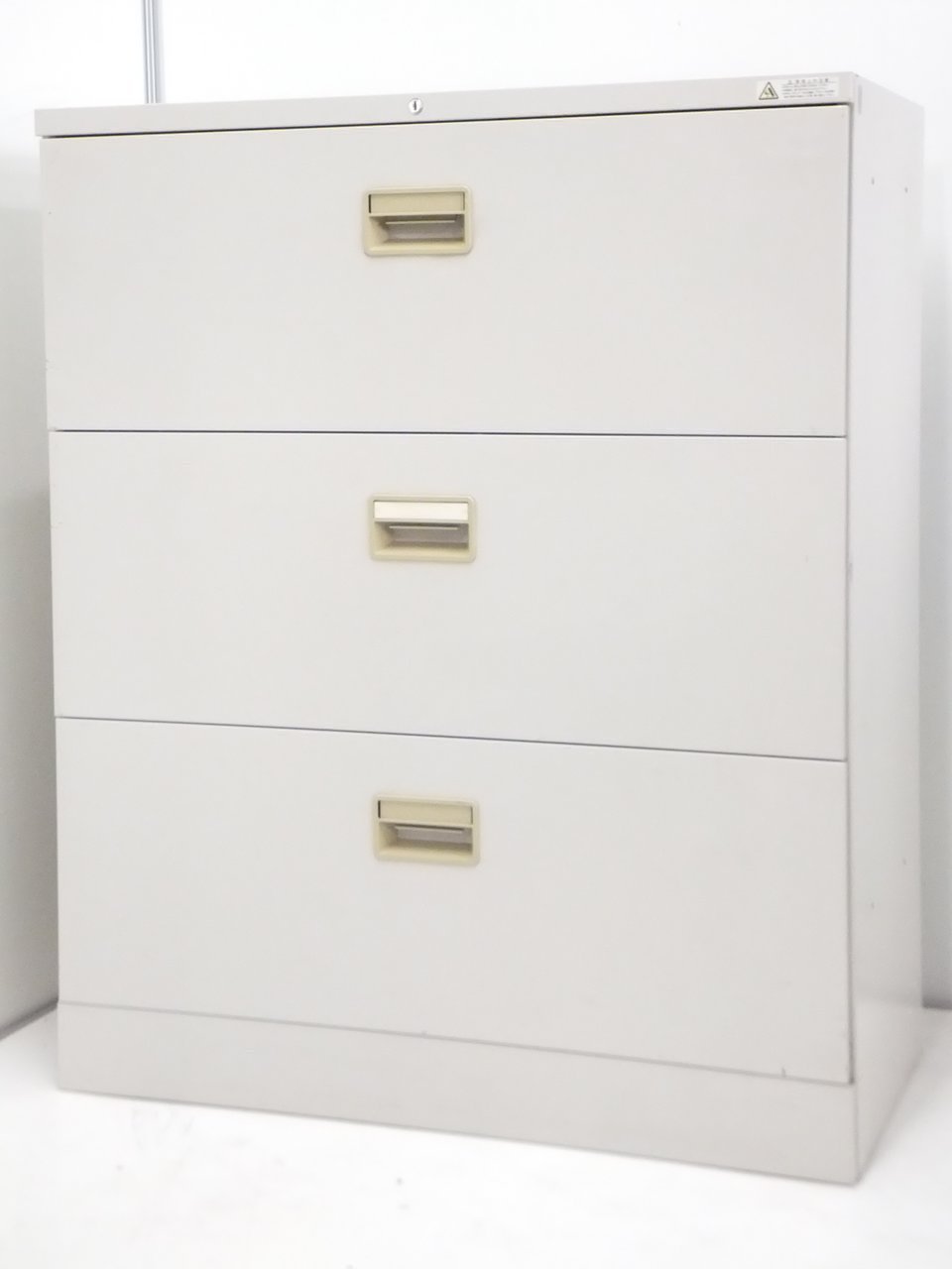 1台限定【在庫入れ替え品】【書類を大量収納！】しゃがまずに上から見ることができます！3段収納できるのでA4ファイルが大量収納可能！
                        42
                                    中古
            