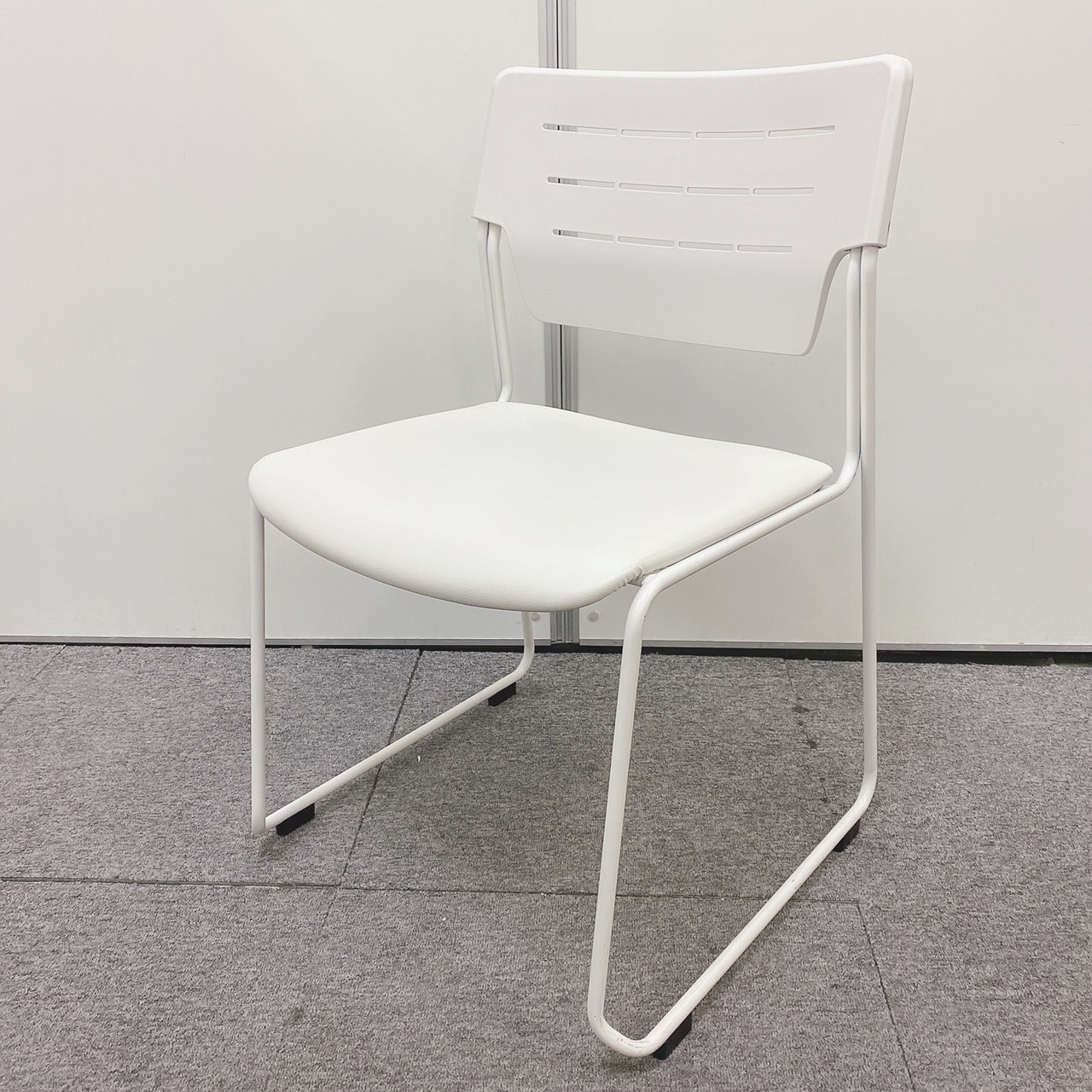 【5脚入荷！！】美しいホワイトのスタッキングチェア！｜イトーキ｜エレック｜ホワイト｜ループ脚｜
                        エレック
                                    中古
            