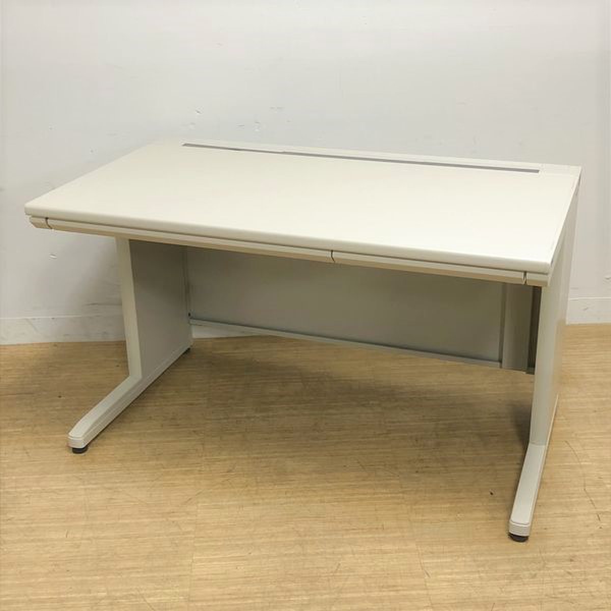 コクヨの王道デスク　MX＋　ナチュラルグレー色　状態良好品！　W1200
                        新MX
                                    中古
            