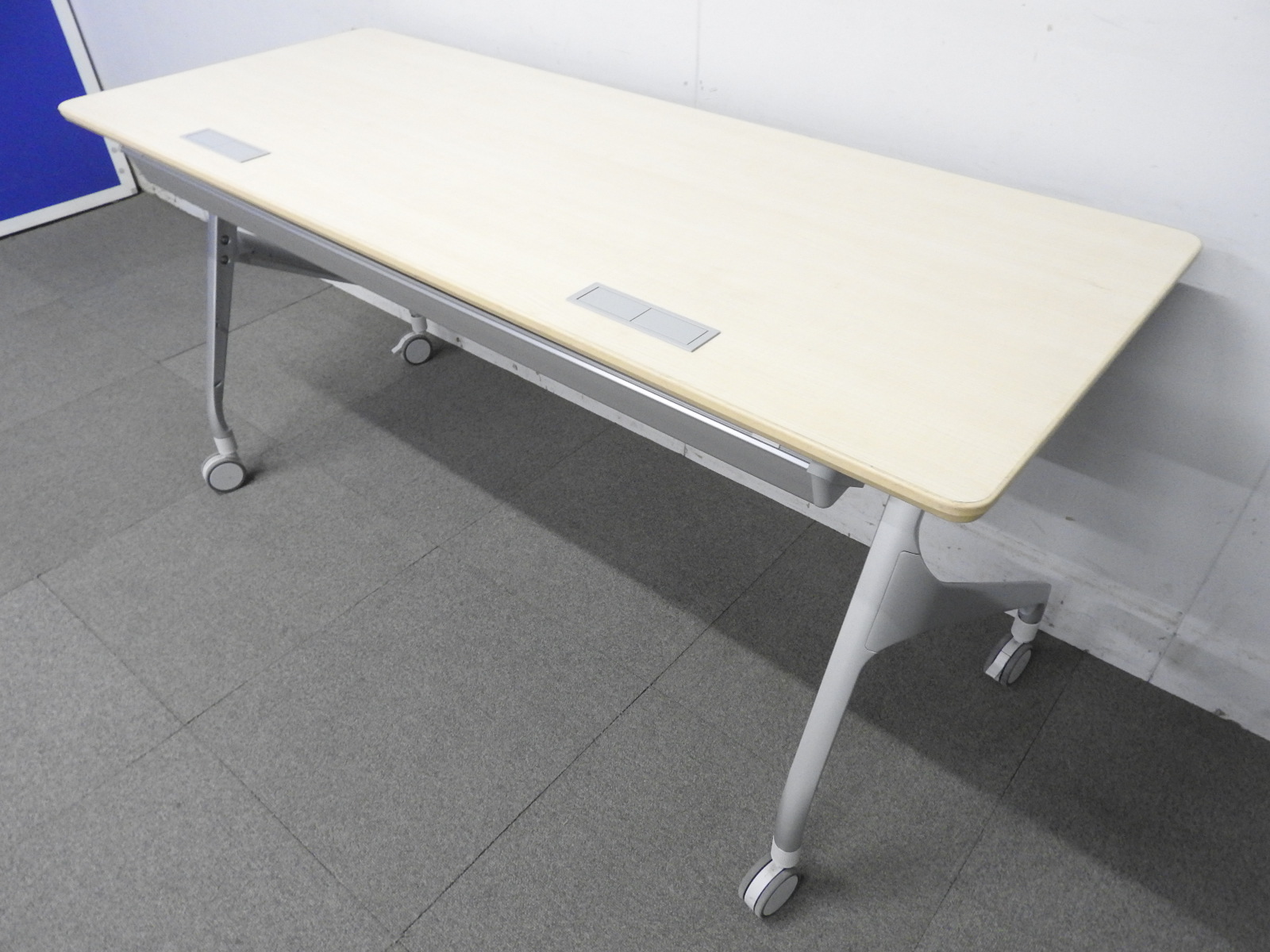 【良い品がお得！在庫入替セール！】■コクヨ製　サイドスタックテーブル　W1500×D600mm　木目カラー
                        エピファイ
                                    中古
            